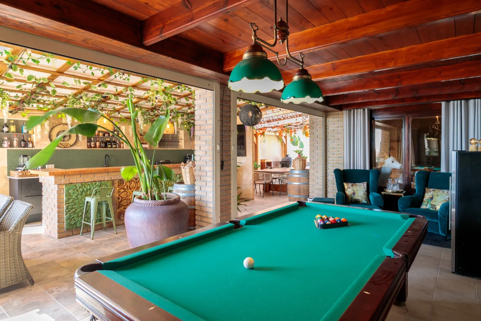 Biljarttafel in de spelkamer met wijnklimaatkast