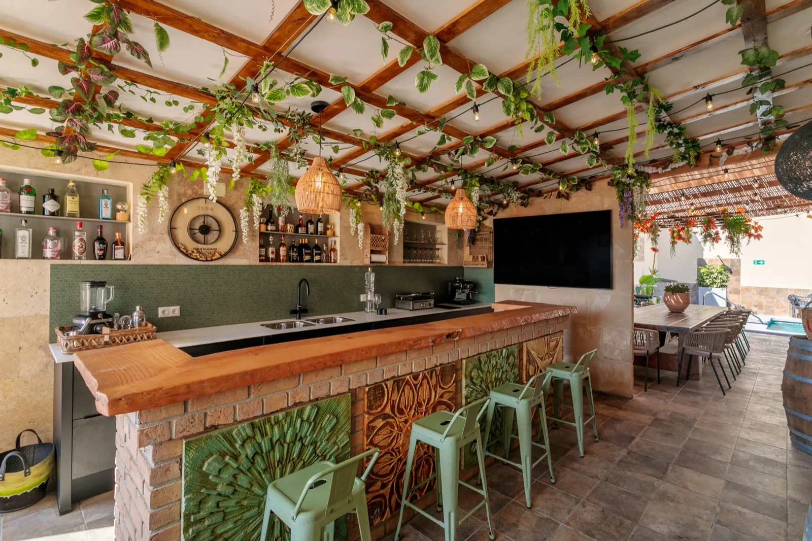 Buitenbar onder de pergola met zeezicht
