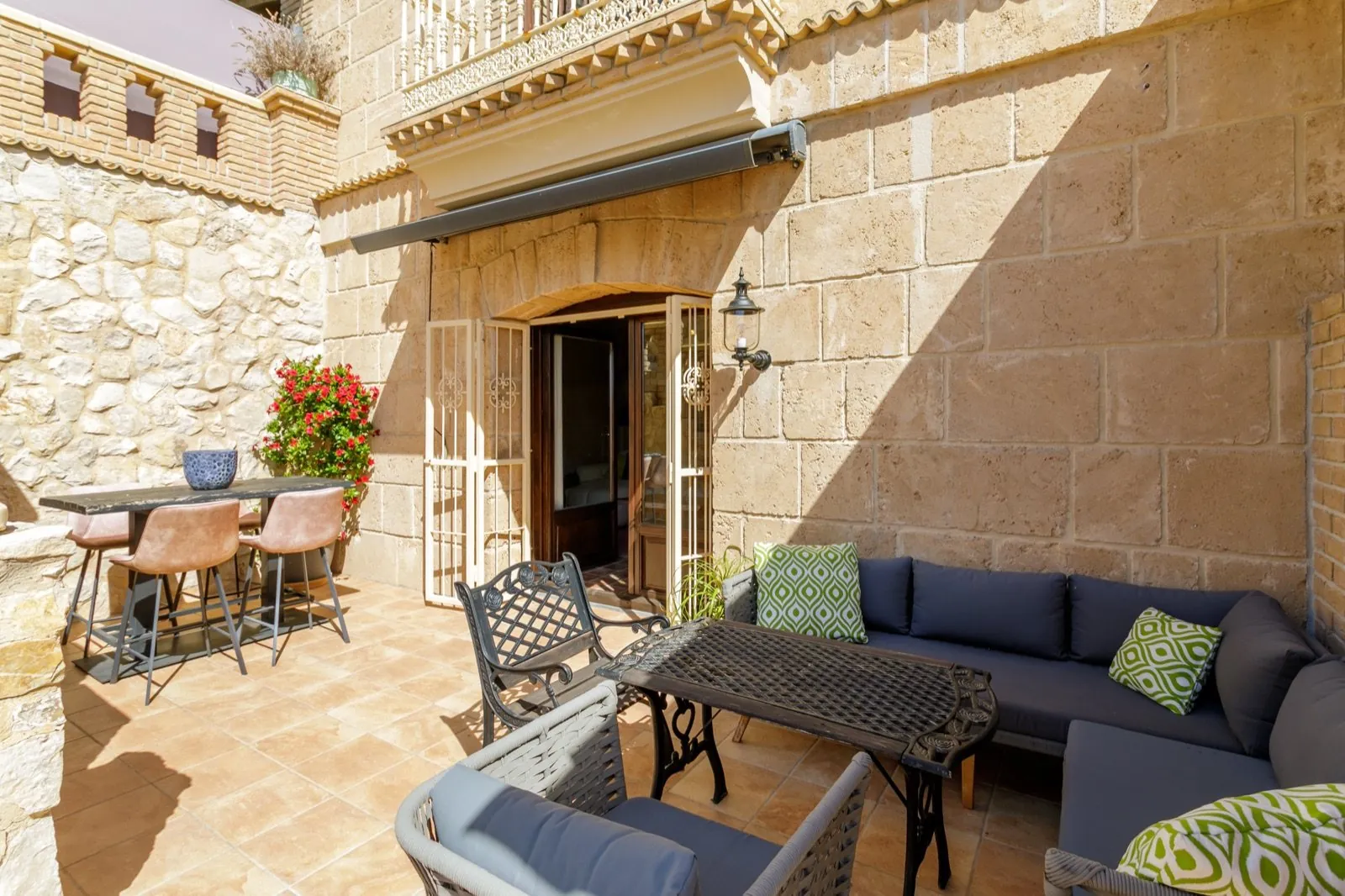 Terras-lounge met natuursteen