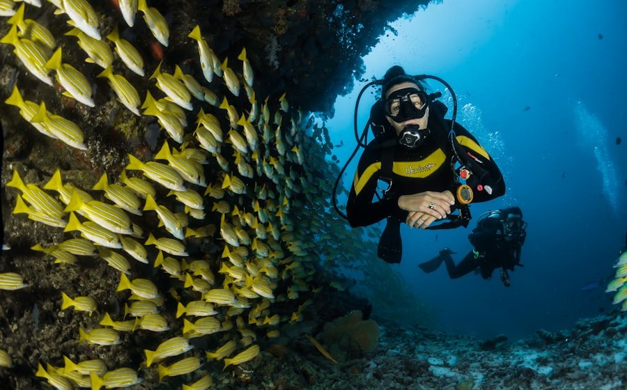 Duiken boven de rotsachtige zeebodem bij Coveta Fuma
